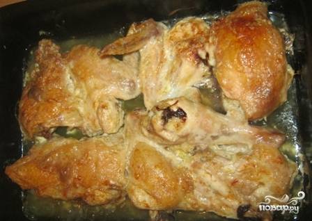Ставим курицу запекаться в разогретую до 190-200 градусов духовку минут на 40-50.