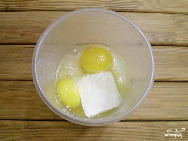 Яйца миксером взбейте с сахаром и маслом комнатной температуры.