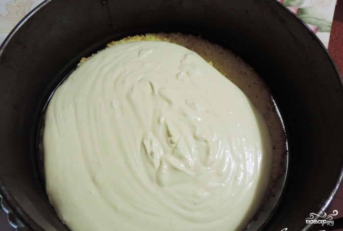 10.	Вниз формы и по центру укладываем бисквит, смазываем его 1/3 крема и заполняем кремом края. 