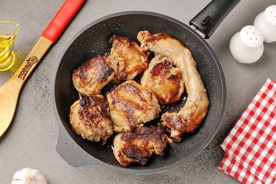 Натрите мясо солью и молотым перцем. Разогрейте сковороду с маслом, выложите мясо и обжарьте на сильном огне с двух сторон до появления румяной корочки.