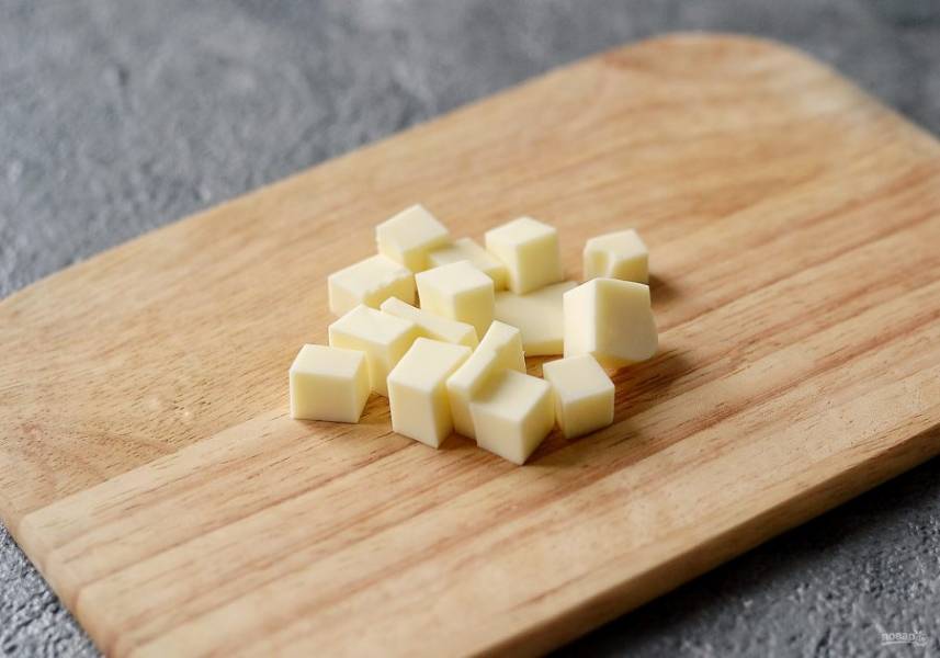 Сыр нарежьте кубиками.
