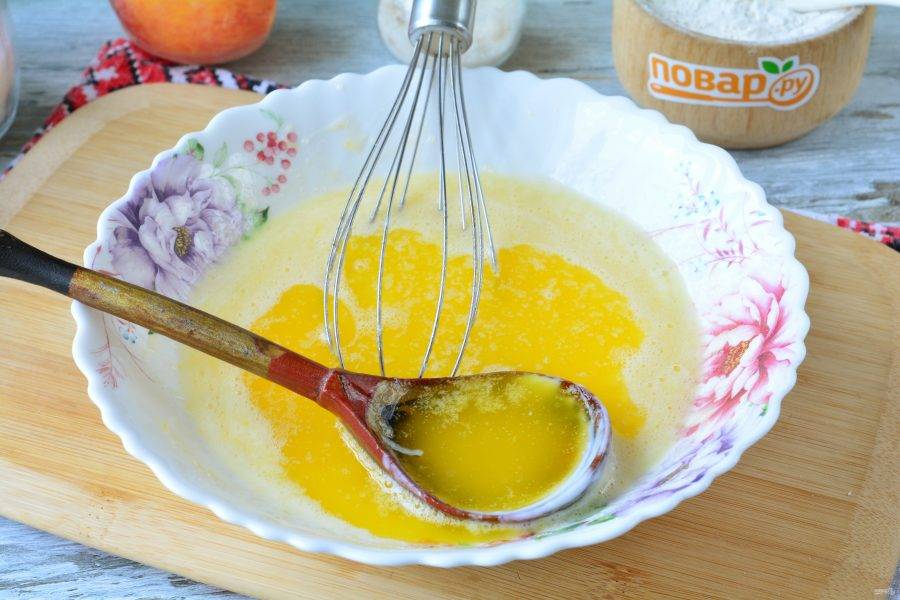 Влейте в тесто растопленное сливочное масло, всыпьте ванилин и размешайте.