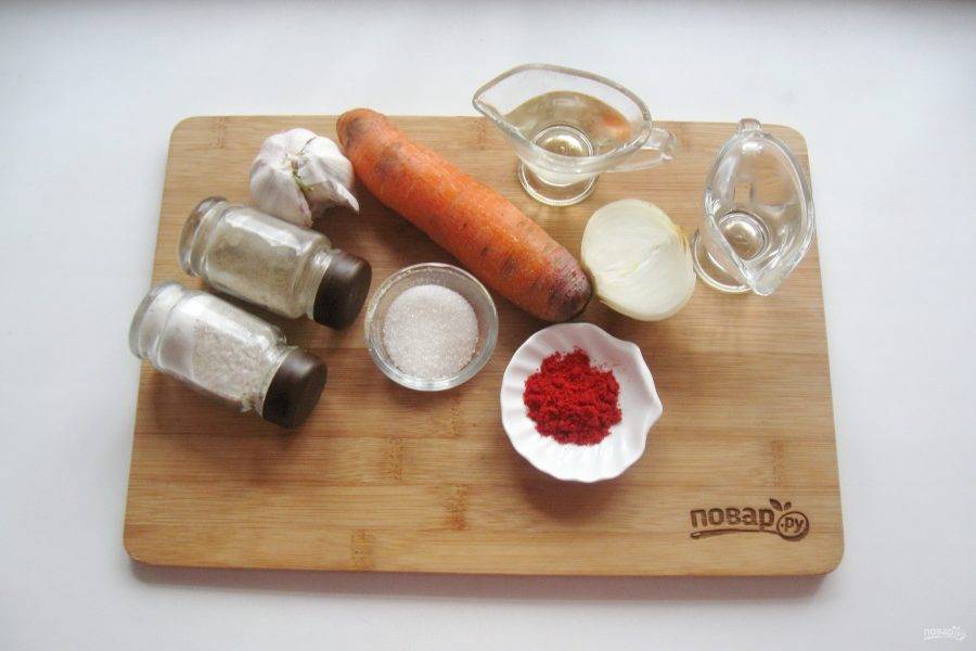 Подготовьте ингредиенты для приготовления моркови по-корейски.