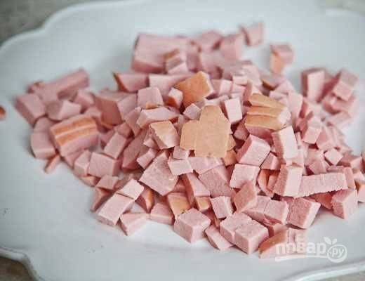 Нарезаем кубиками вареную колбасу или мясо.