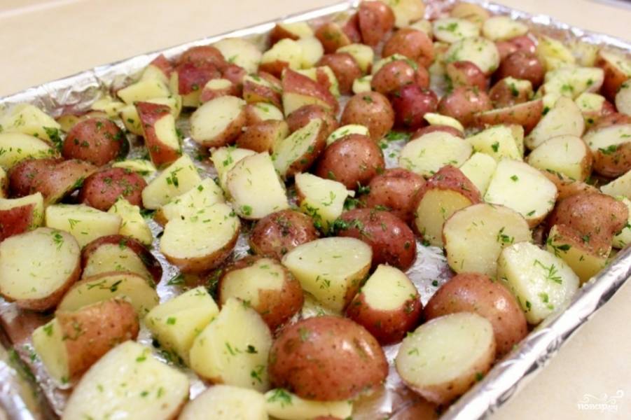Распределите картофель одним слоем. Выпекайте около 20-30 минут до появления золотистой корочки. 