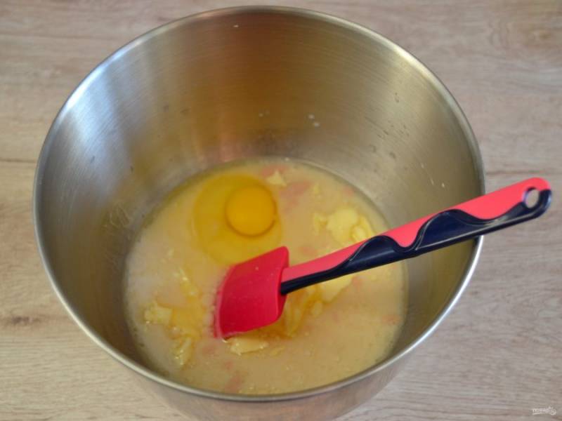Вбейте 1 яйцо, добавьте размягченное сливочное масло.