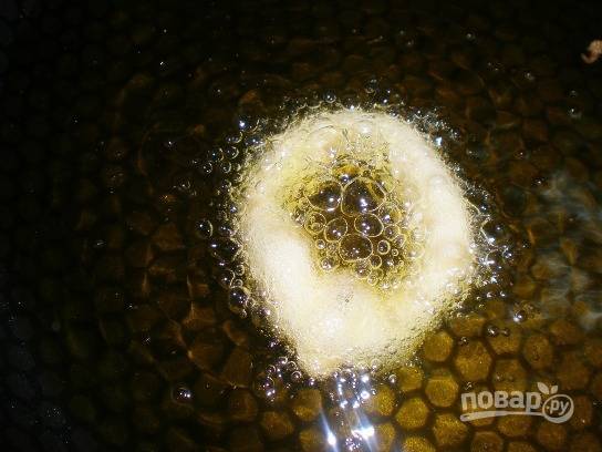 И отправляем на горячую сковороду с большим количеством растительного масла. Жарим кольца с обеих сторон до золотистой корочки.