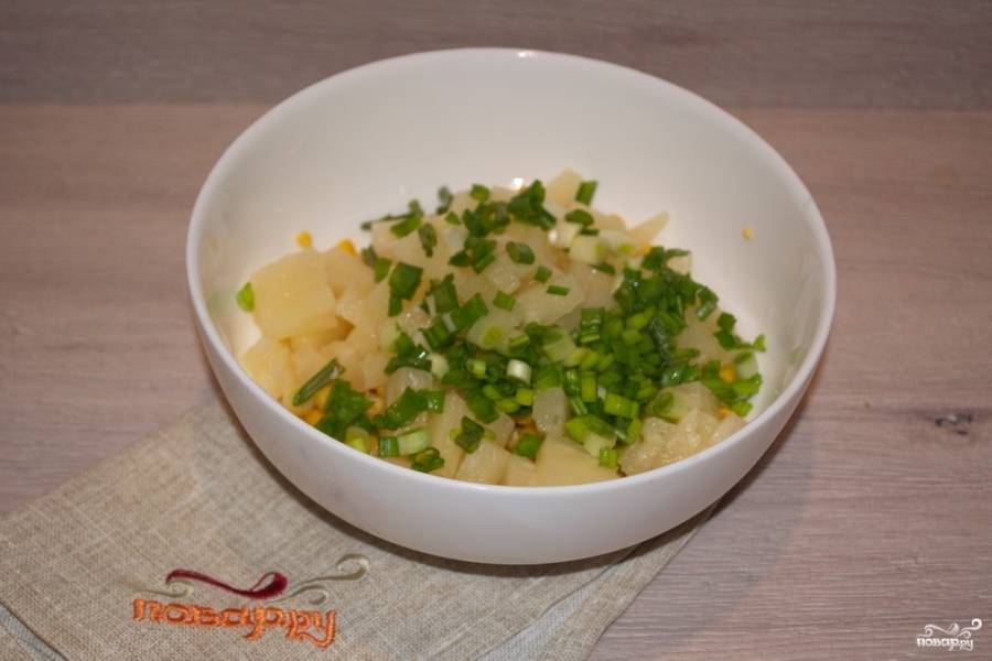 Зеленый лук нужно нарезать меленько и добавить в салатник.
