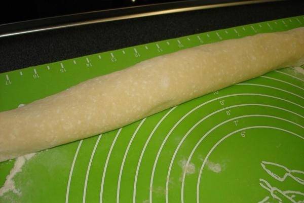 6. Наиболее простой вариант, как приготовить творожно-песочное тесто - это печенье. Раскатайте пласт средней толщины, присыпьте сахаром с корицей, например, и скатайте в рулет. 