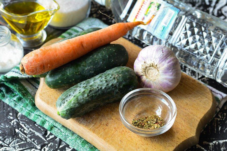 Подготовьте ингредиенты для консервирования огурцов по корейски с морковью.
