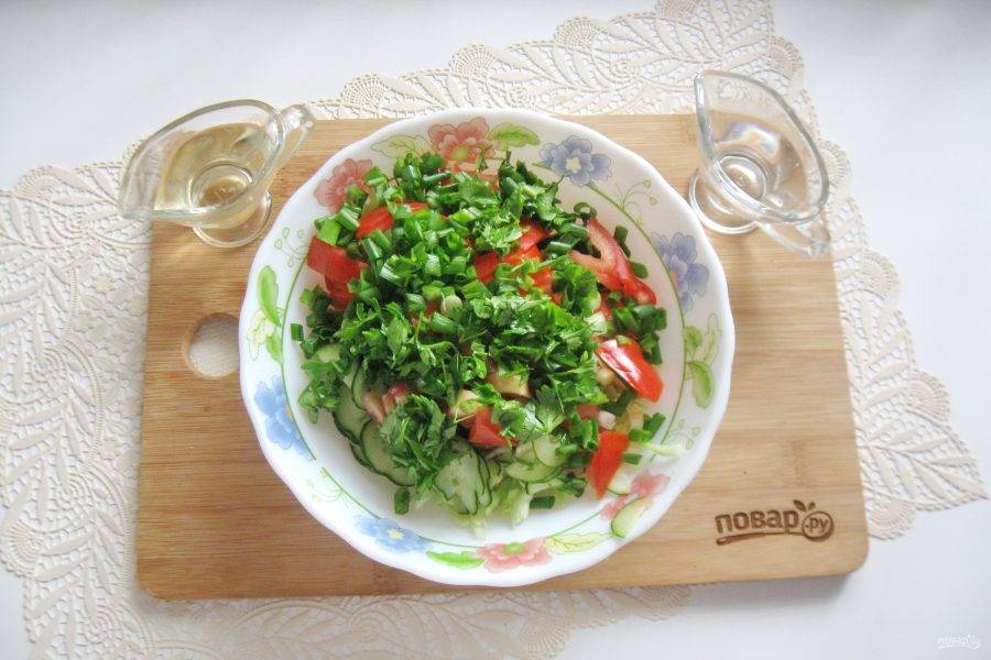 Заправьте салат растительным маслом и уксусом.