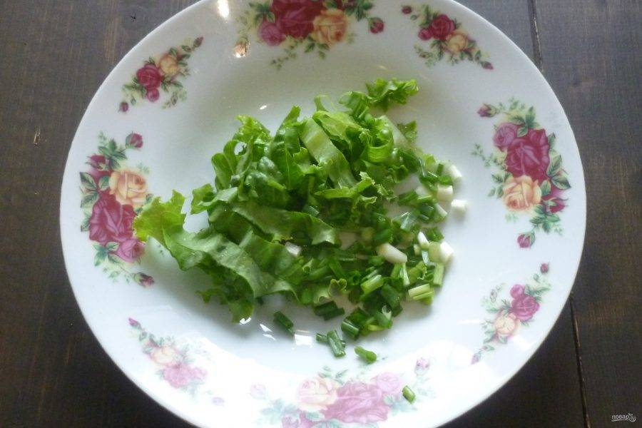 Салат нарежьте полосками, зеленый лук мелко порубите. Смешайте в миске.