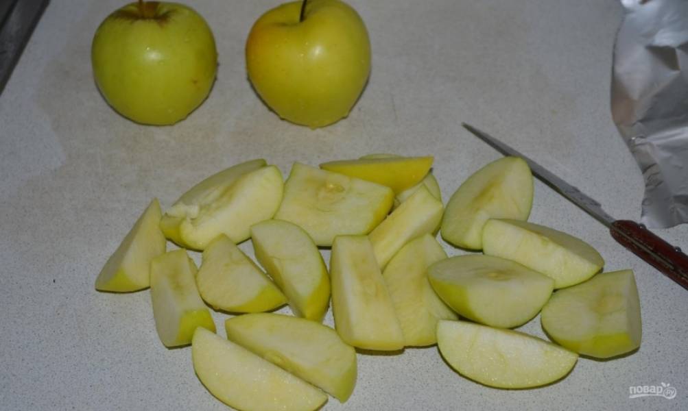 3.	Яблоки у меня кисло-сладкие, мою их и разрезаю на 2 части, очищаю от семян и нарезаю небольшими кусочками. 