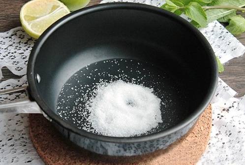 Готовим сироп: в сотейник высыпаем сахар и добавляем воду. Греем на маленьком огне, помешивая, до растворения сахара. Дальше остужаем сироп, наливаем его в бокал. 