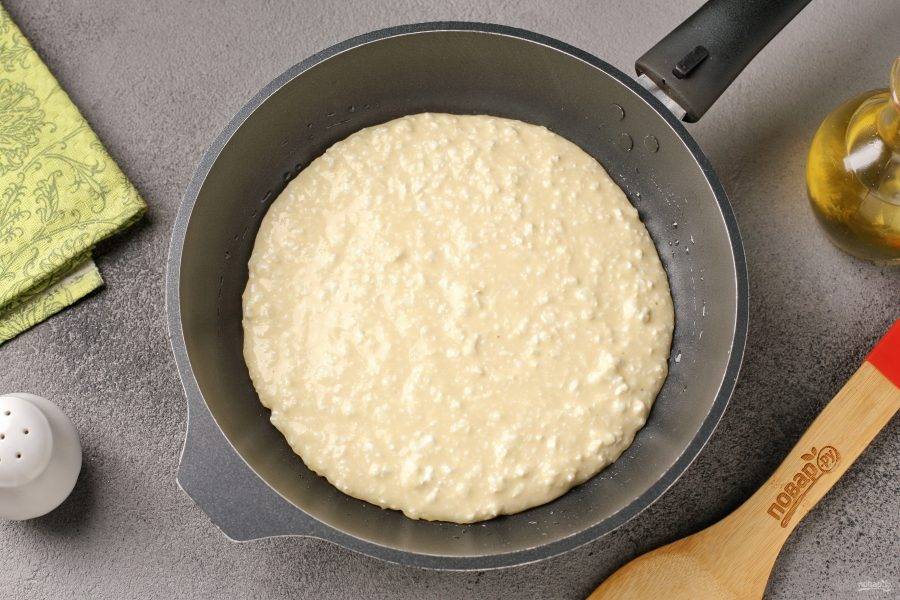 Сковороду разогрейте и смажьте маслом. Вылейте половину порции теста (диаметр моей сковороды 22 см.), накройте крышкой и на небольшом огне готовьте около 10-15 минут. Верх должен схватиться, а низ подрумяниться.