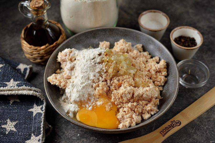 Вбейте 1-2 яйца, всыпьте муку, соль и перец по вкусу.