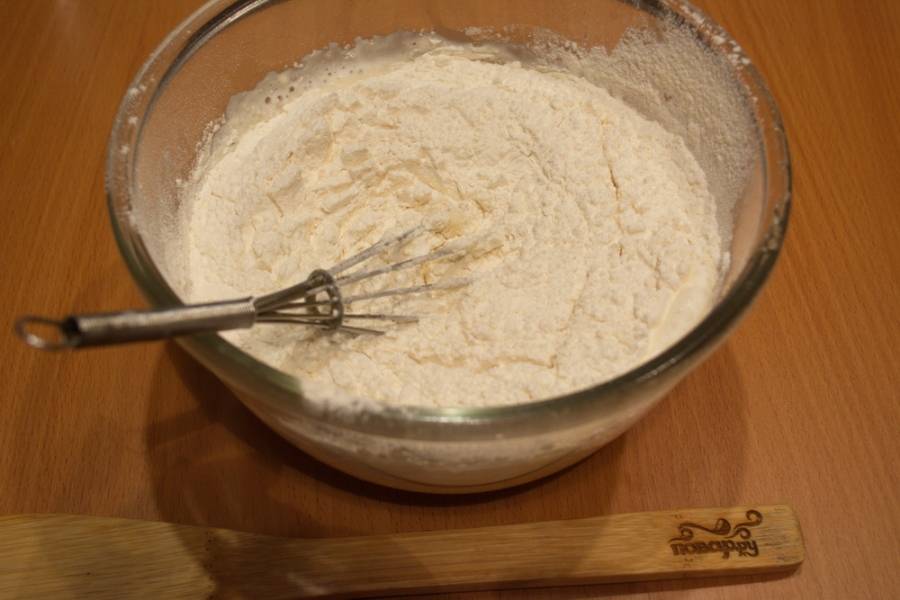 Влейте воду и молоко. Просейте муку и введите в тесто. Замесите тесто. Влейте 3 ст. ложки растительного масла. Дайте тесту настояться 15-20 минут.