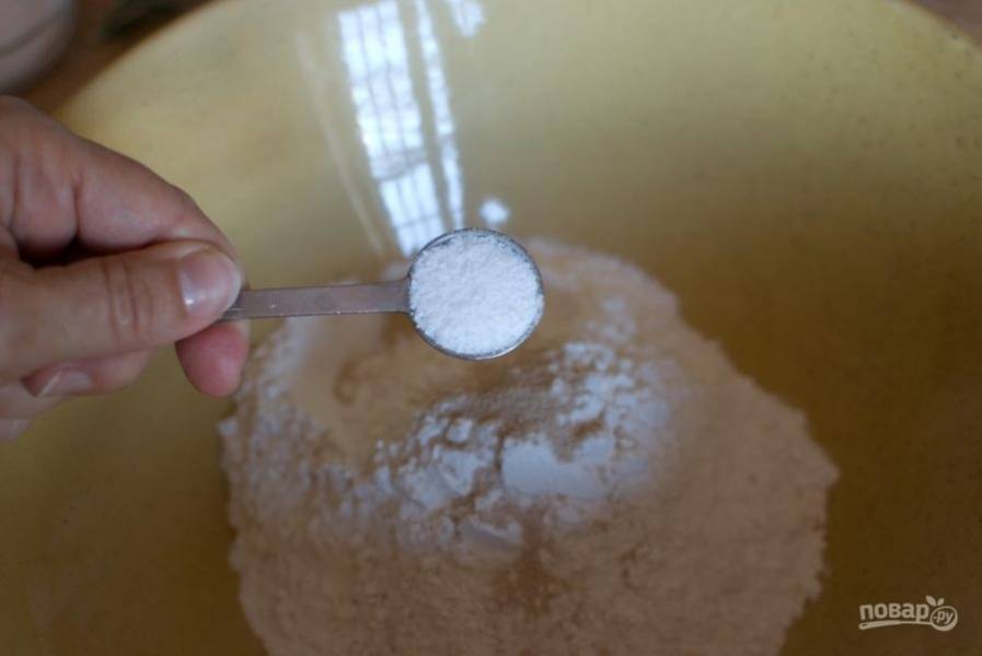 1.	В большую миску просейте муку, к ней добавьте дрожжи и 1,5-2 чайные ложки соли.