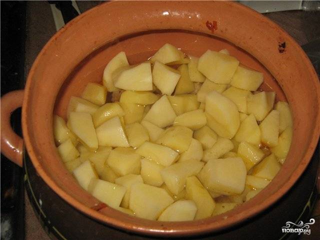 Тушёная картошка с мясом приготовленная в горшочках, в духовке