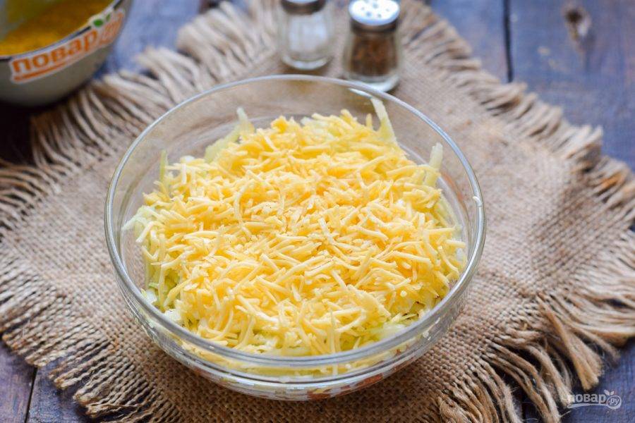 Твердый сыр натрите на мелкой терке, выложите сыр поверх яблок.