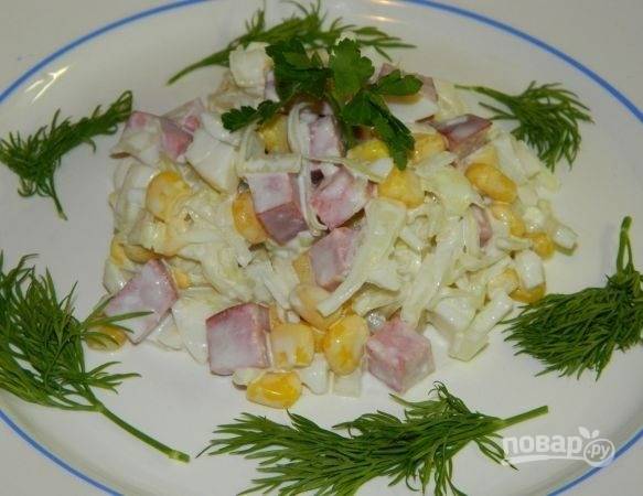 7. Добавьте по вкусу соль и майонез. Аккуратно все перемешайте — и можно подавать салатик к столу.