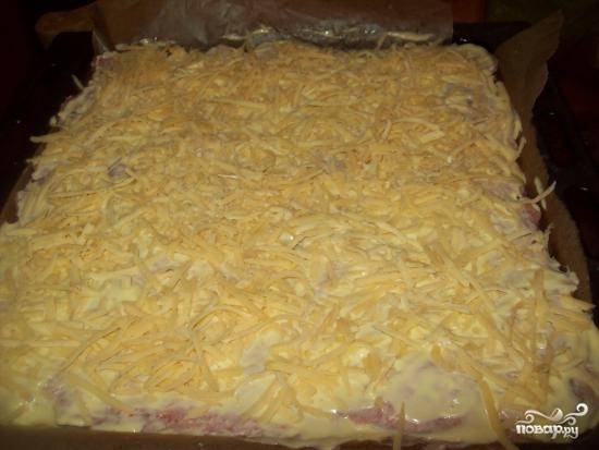 Сверху все посыпать слоем тертого сыра. Запекать около часа на 180-200 градусах.