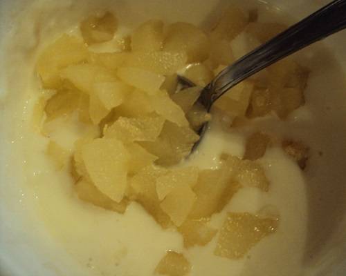 3. Растворить в воде или сиропе от фруктов желатин. Немного нагреть и добавить в обе части крема. Также измельчить фрукты и отправить в крем. 