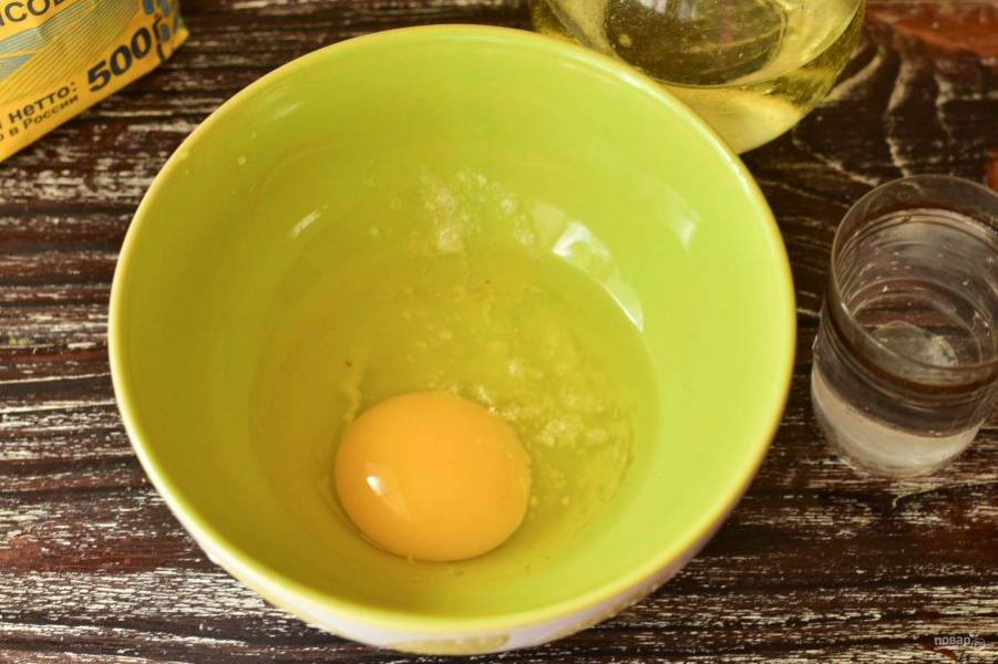 В миску вбейте яйцо, добавьте соль.
