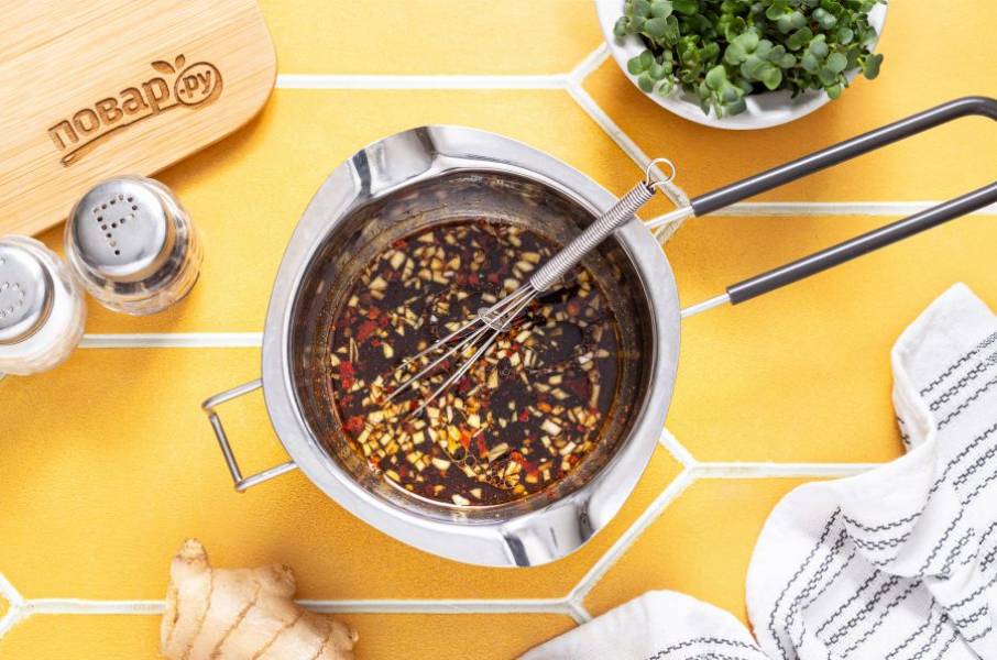 Попробуйте соус на вкус, по необходимости добавьте того, чего не хватает. Прогрейте соус еще 1 минуту.