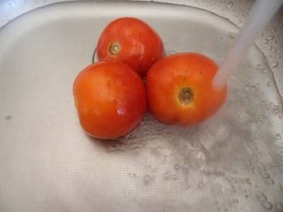 Для начала помидоры, конечно же, следует хорошенько промыть. 