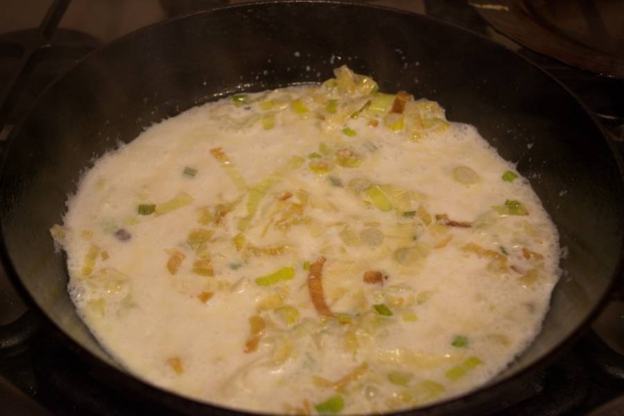 Приготовим соус. На растительном масле обжарьте лук-порей. Когда он зарумянится, добавьте молоко.