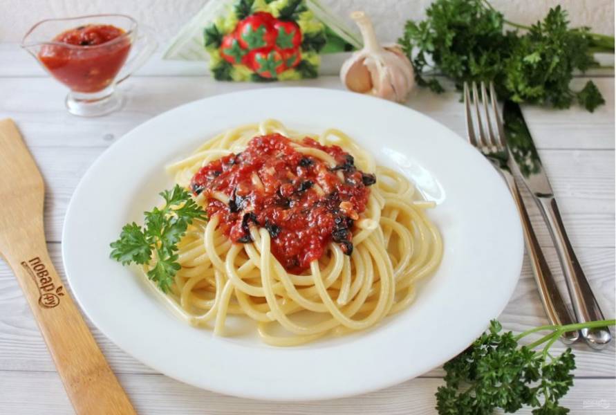 Выложите спагетти на тарелку и сверху полейте соусом. Пасту с томатным соусом и базиликом можно подавать к столу.