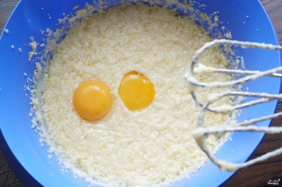 Добавьте два целых яйца и один желток. Перемешайте. 