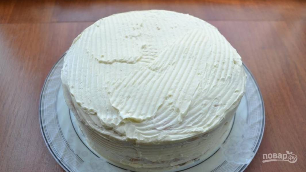 18.	Накройте вторым коржом и смажьте кремом верхушку, все стороны торта.