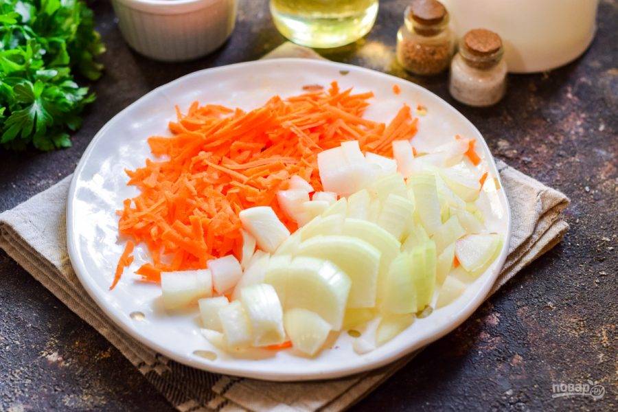 Лук и морковь очистите, вымойте и просушите. Натрите морковь на средней терке, луковицу нарежьте небольшими кубиками.