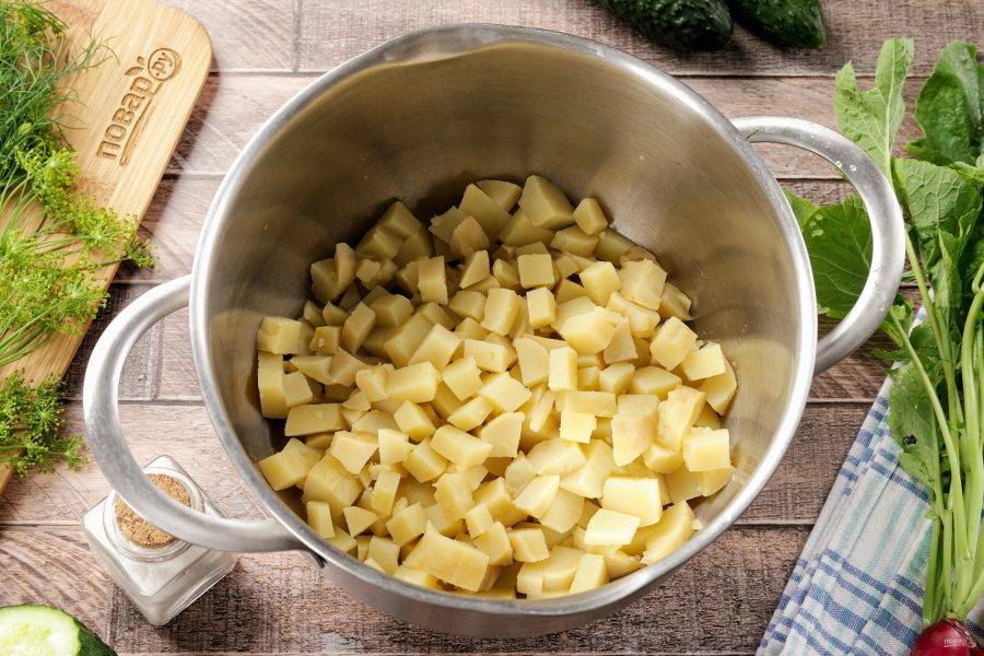 Картофель очистите, нарежьте кубиками и переложите в кастрюлю или в глубокую миску.