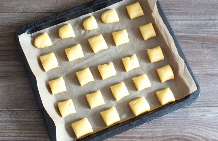 Противень застелите пергаментной бумагой. Выложите заготовки печенья на лист. Поставьте выпекаться в разогретую до 180 градусов духовку на 12-15 минут до лёгкого румянца. Учитывайте особенности своей духовки.