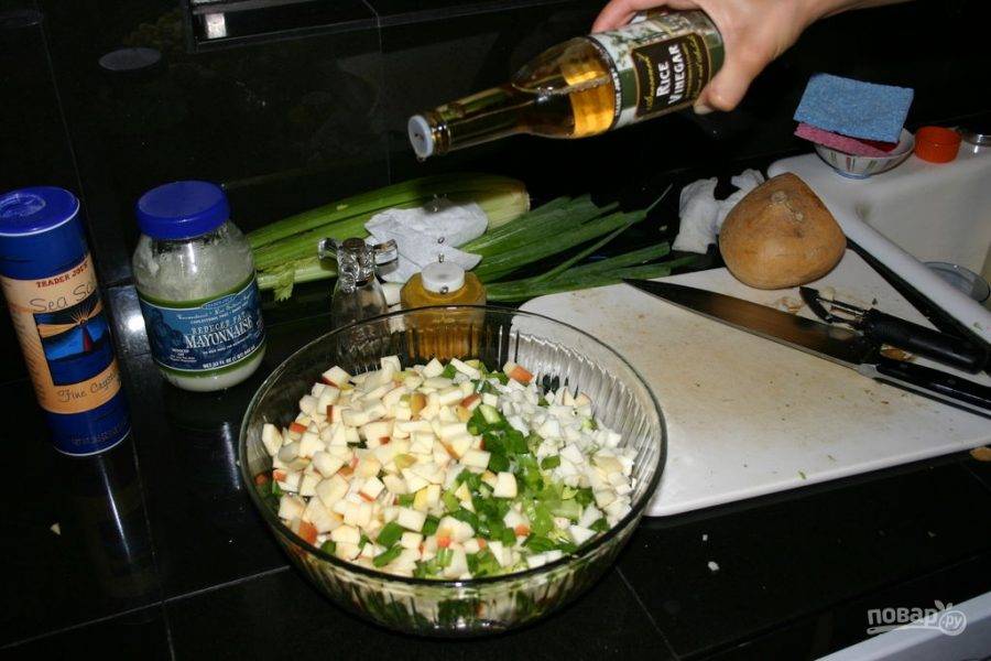 7.	Перекладываю все измельченные ингредиенты в миску и перемешиваю, добавляю пару ложек рисового уксуса.
