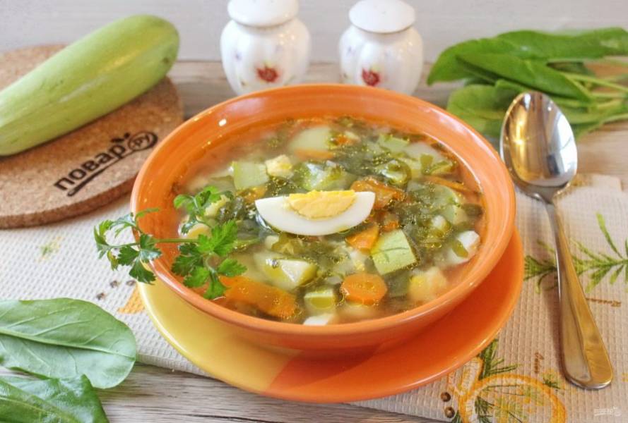 Свежий, вкусный, с летним ароматом щавеля и кабачков суп можно подавать к столу.