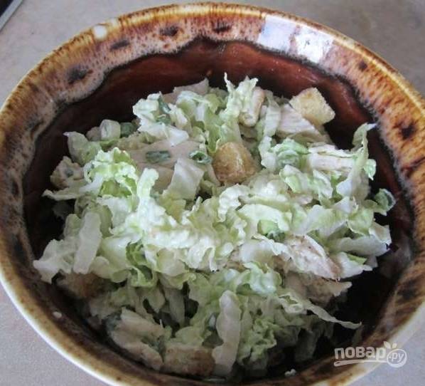 6. Вот и все, наш салат из пекинской капусты и курицы готов! Если у вас есть отварное мясо, то приготовить такой салат вы сможете за 10 минут. Я же отваривала куриное филе, поэтому времени на приготовление ушло около часа.
