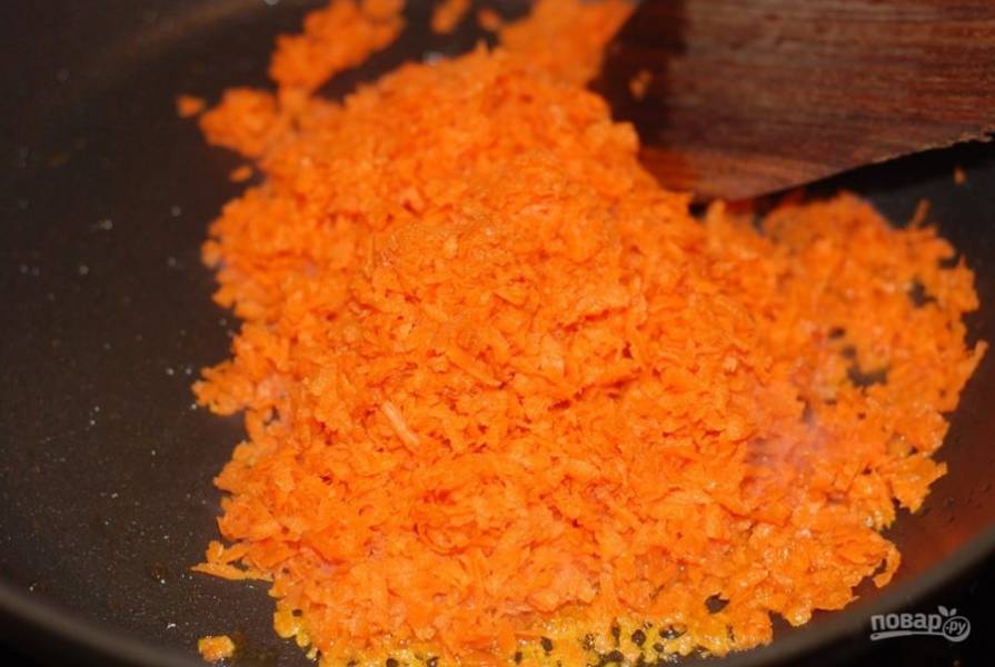 1. Нагрейте топленое масло на сковороде, поместите в нее тертую морковь и готовьте 10 минут.