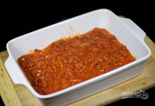 12. Половину томатного соуса выложите на дно жаропрочной формы. 