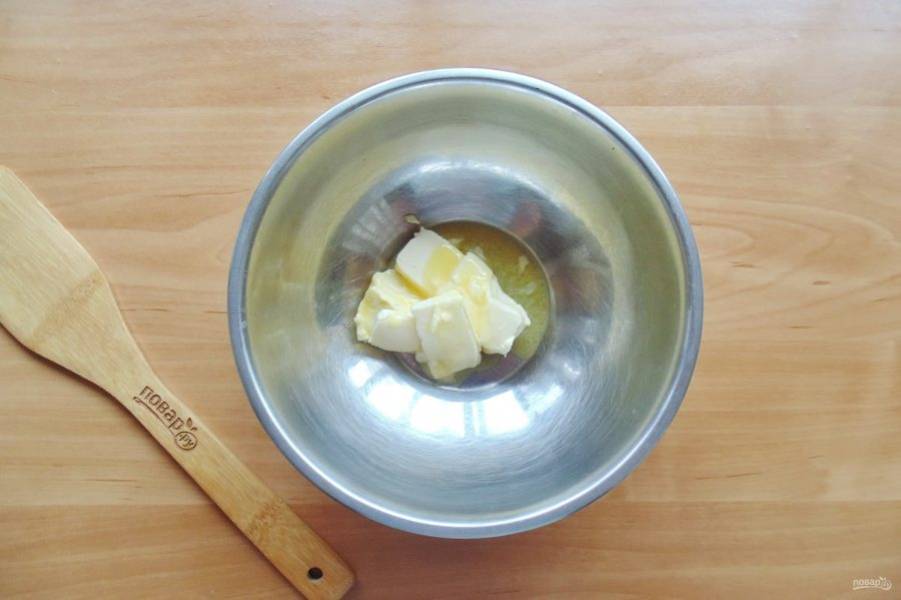 Приготовьте тесто для пирога. В миску выложите мягкое сливочное масло.