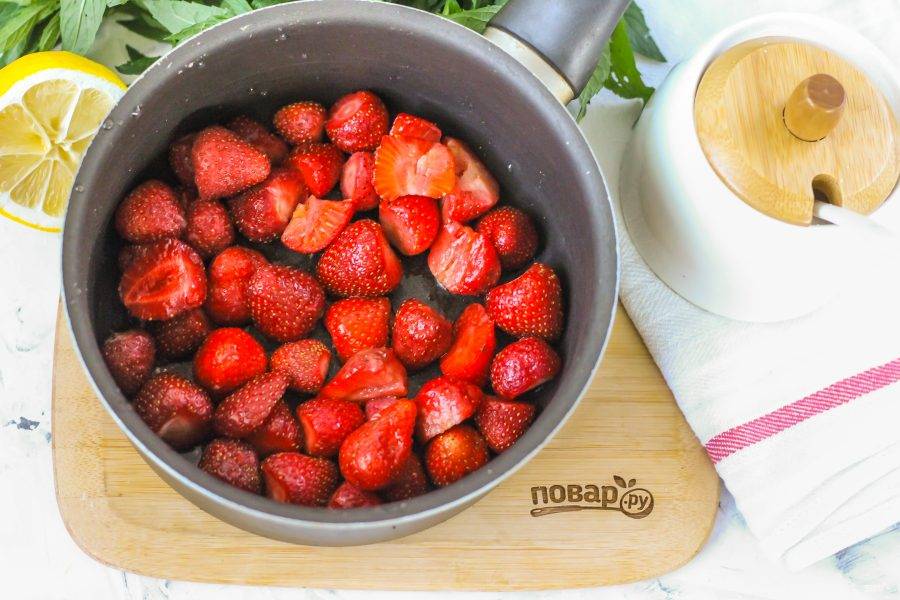 Выложите промытую клубнику в емкость с антипригарным дном: кастрюлю, казан или ковш. Крупные ягоды разрежьте пополам.
