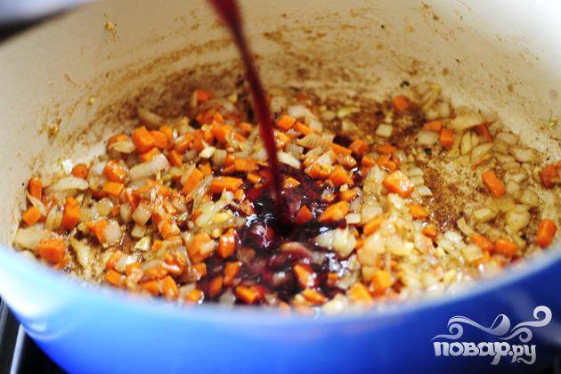 4. Добавить лук, морковь и лук-шалот на сковородку и жарить в течение 2 минут. Влить вино и перемешать. Довести до кипения и варить 2 минуты.