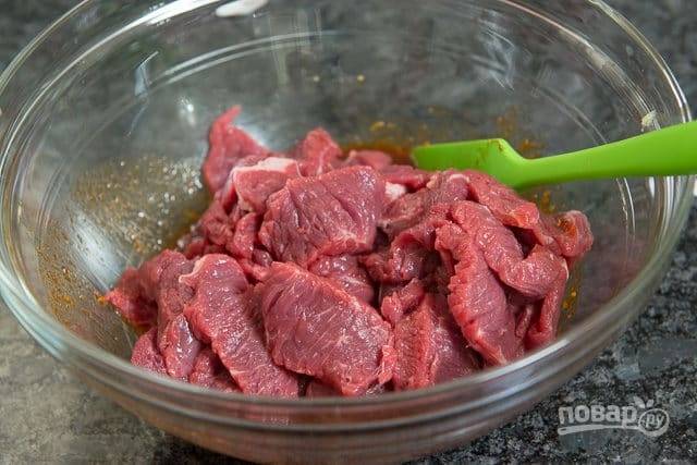 Тонкими полосками нарежьте мясо. Затем замаринуйте его в приготовленной смеси. Оставьте на 10 минут.