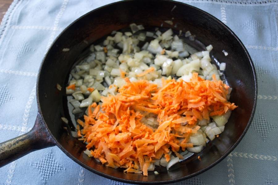 Добавьте морковь. Обжарьте все вместе.