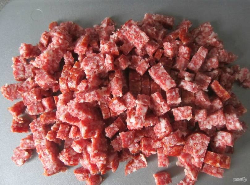 4. Режем мелко колбасу и смешиваем с остальными ингредиентами.