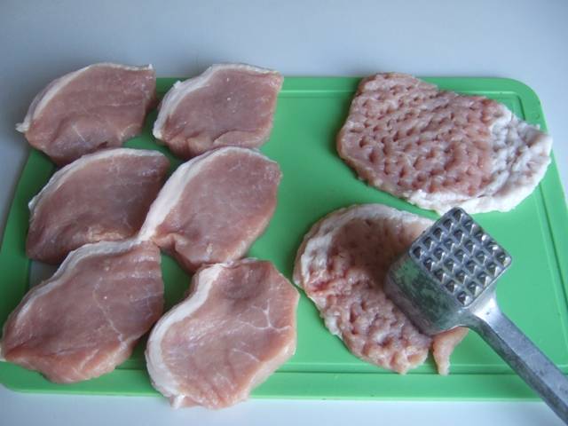 Для этого блюда лучше всего использовать свинину или куриное филе. Нарезаем мясо поперек волокон на порционные кусочки и хорошо отбиваем с обеих сторон. Солим и перчим.