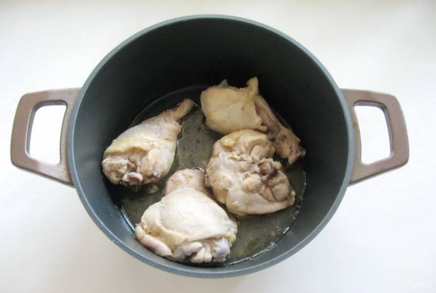 Налейте немного подсолнечного масла и тушите курицу до готовности.